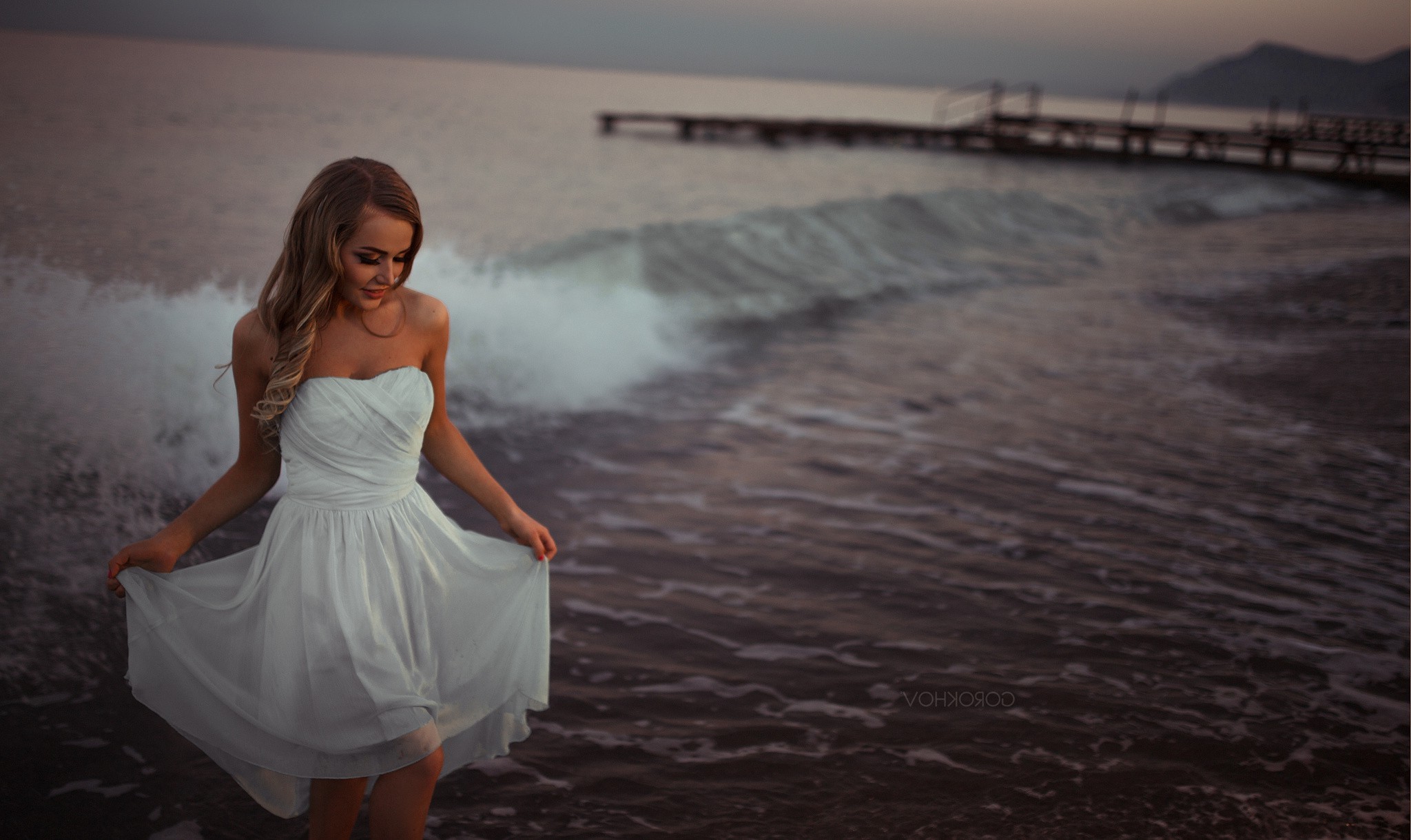 В белом платьице буду тратиться девочка. Девушка в белом платье. Фотосессия на море в платье. Девушка в платье на море. Красивые девушки на море.