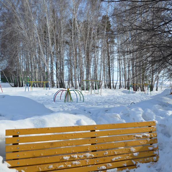 Детская площадка зимой.