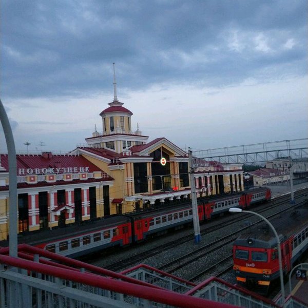 Остановка общественного транспорта Железнодорожный вокзал в Новокузнецке