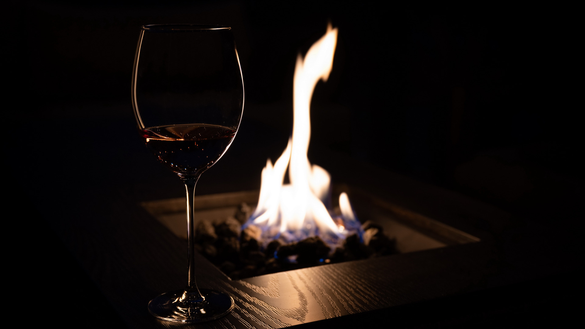 Бокал вина огонь. Вино у костра. Огонь и вино. Огненное вино. Огонь и бокалы с вином.