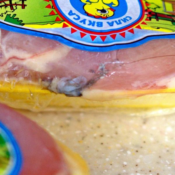 Под пленкой виднеется нечто.