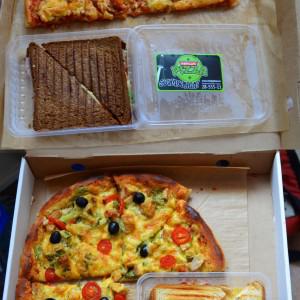 Вкусная пицца и бонусные сэндвичи :)
