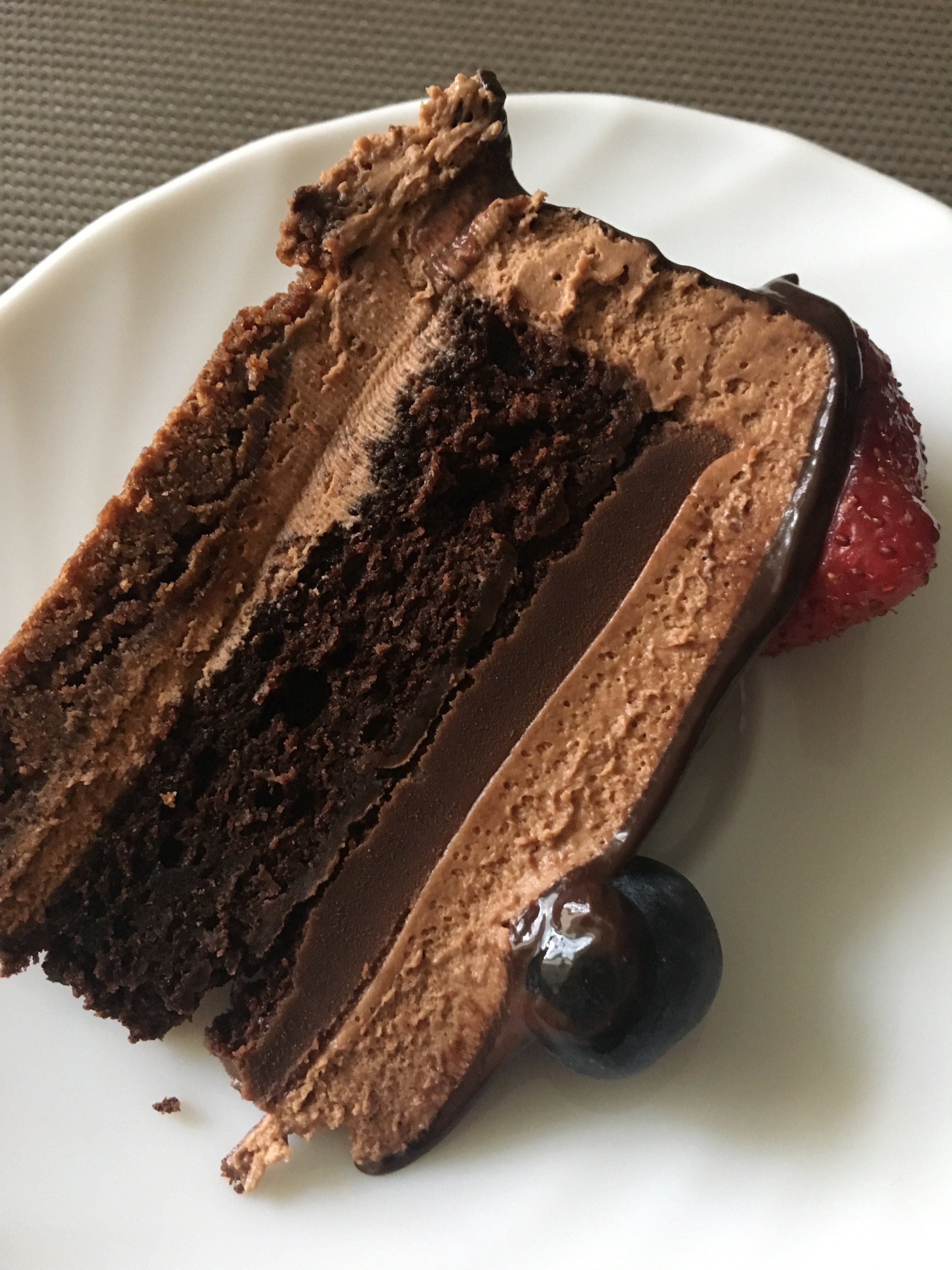 Кейк отзывы. Торт из бельгийского шоколада. Заварной торт с бельгийским шоколадом. Новосибирск улица Ленина 25 Nikki Forkin Cakes.