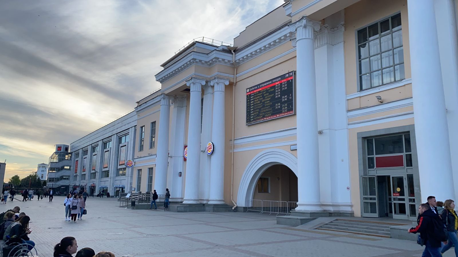 Вокзальная 22 фото. Вокзал Екатеринбург пассажирский. ЖД вокзал Екатеринбург. Вокзальная 22 Екатеринбург показать. Екатеринбург пассажирский кассы.