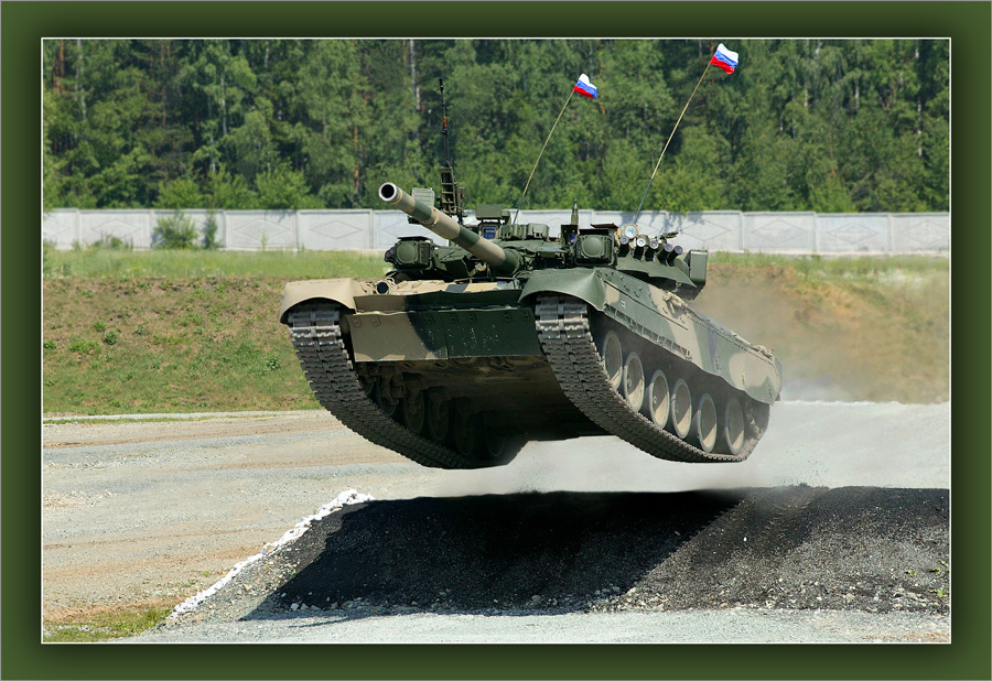 Танки россии флаг. Т-80бвм. Летающий танк т-90. Танк т 80 выстрел. Русский танк т 80.