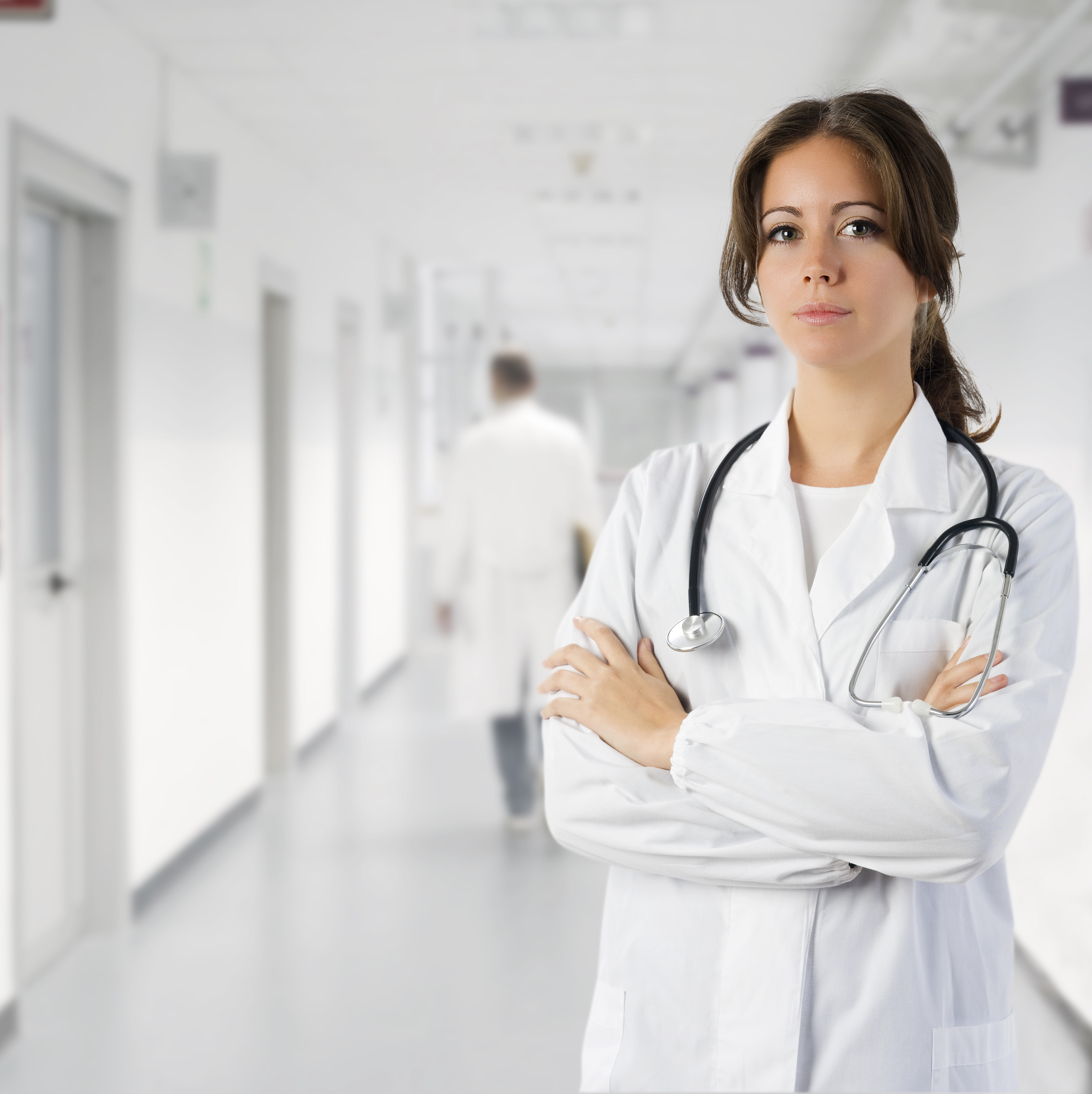 Медсестра помогает врачу. Красивые врачи женщины. Врач в белом халате. Женщина в белом халате. Халат медика.