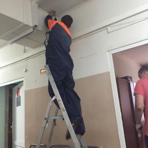 фото того, как около кабинета сверлят потолок и пыль летит на пациентов