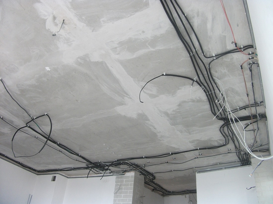 Прокладка гофры потолку. Электропроводка по потолку. Прокладка кабеля по потолку. Электропроводка по потолку без гофры. Провода по потолку.