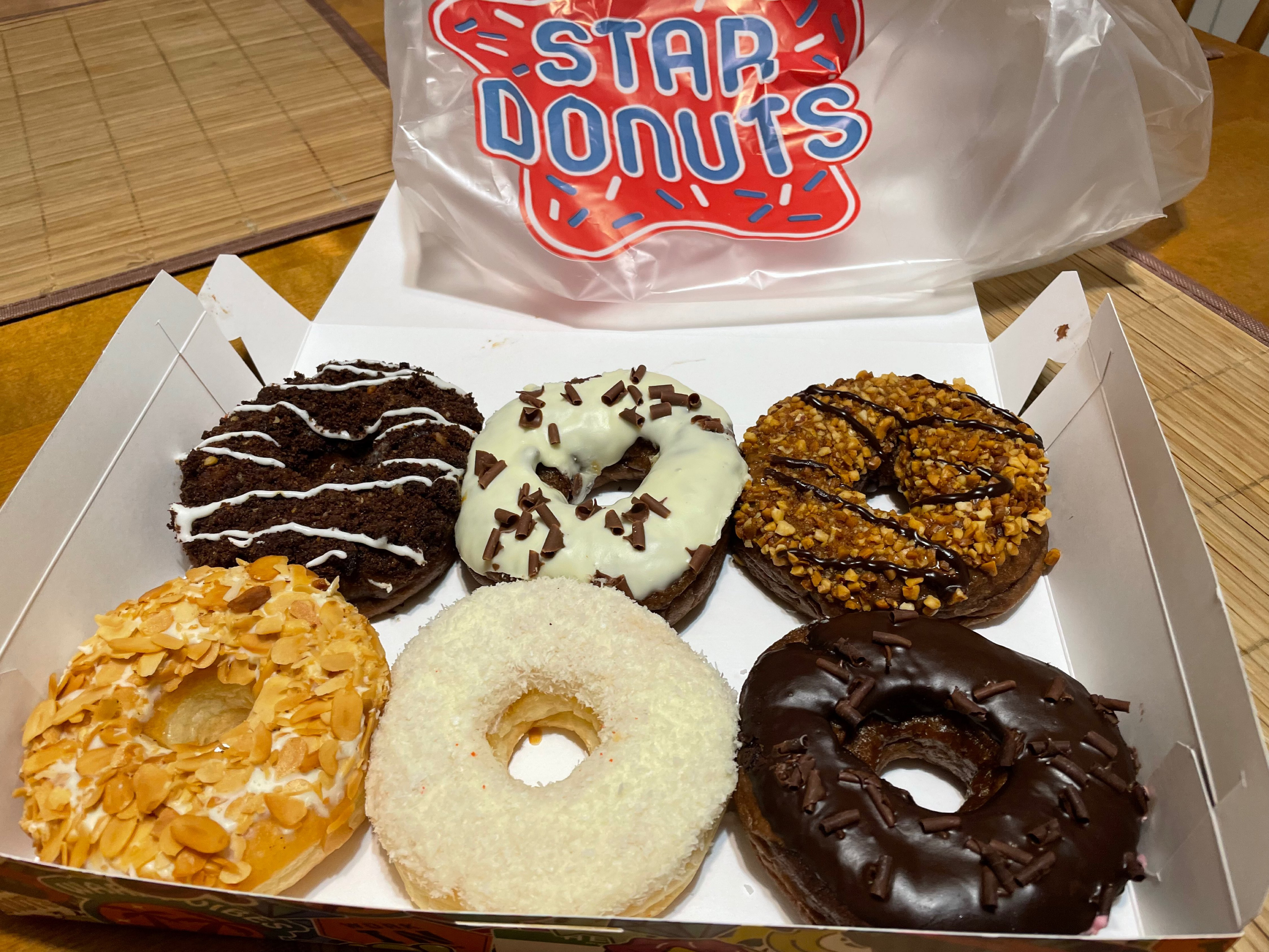 Star donuts. Star Donuts пончики. Донатс кафе. Донатс кафешка. Star Donuts Екатеринбург.