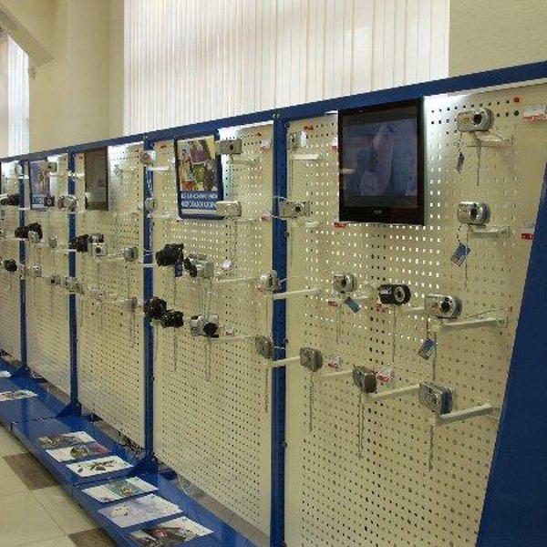Стеллаж супермаркета в день открытия в декабре 2004 года