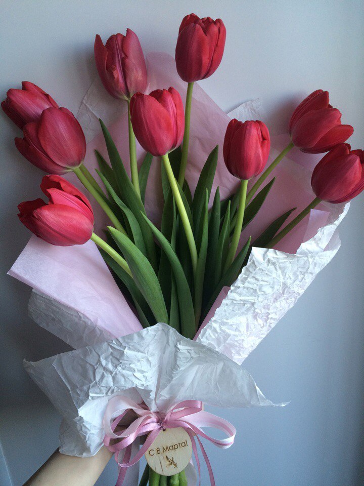 Сколько дарят цветов тюльпанов. Букет тюльпанов. Тюльпаны подарок.