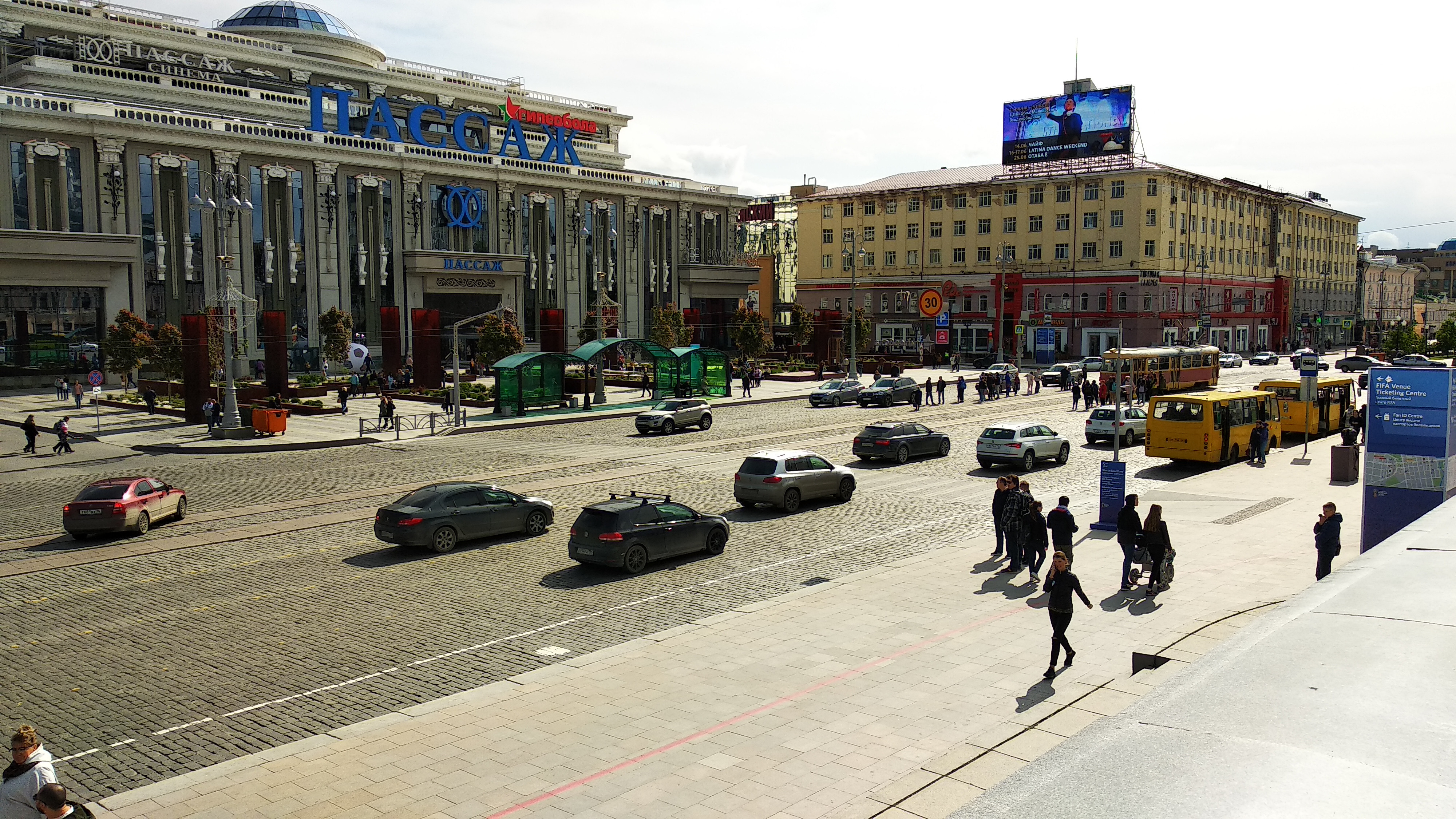 Екатеринбург 2000. Площадь Пассаж Екатеринбург. Площадь 1905 Пассаж. ЕКБ площадь 1905 года Пассаж. Пассаж Екатеринбург 2000 годы.