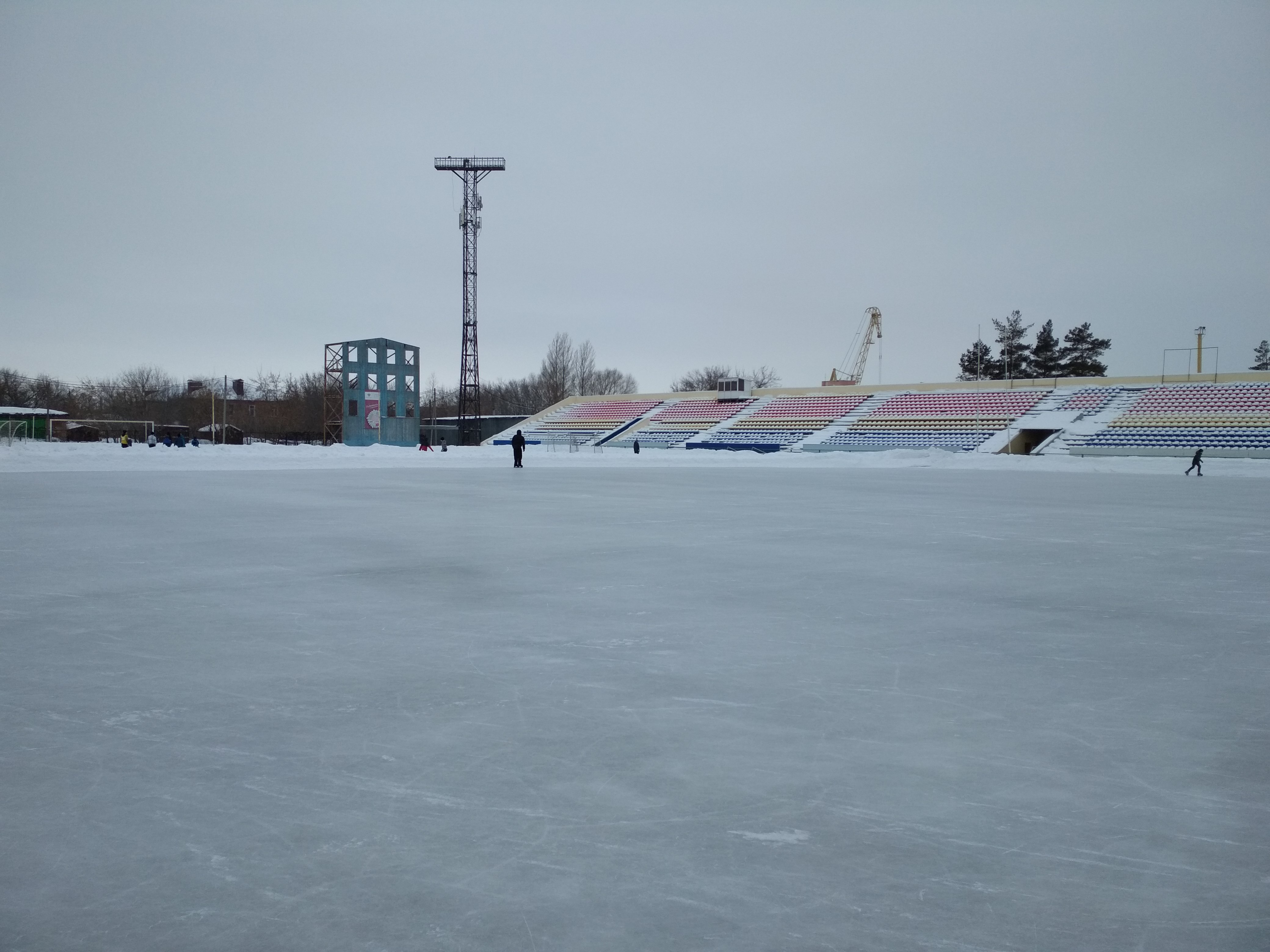 Открытый бассейн в омске зимой. Ледовый каток Авангард Омск. Бассейн Авангард Омск. ФОК Авангард бассейн Омск. Каток Авангард Омск Ленинский район.