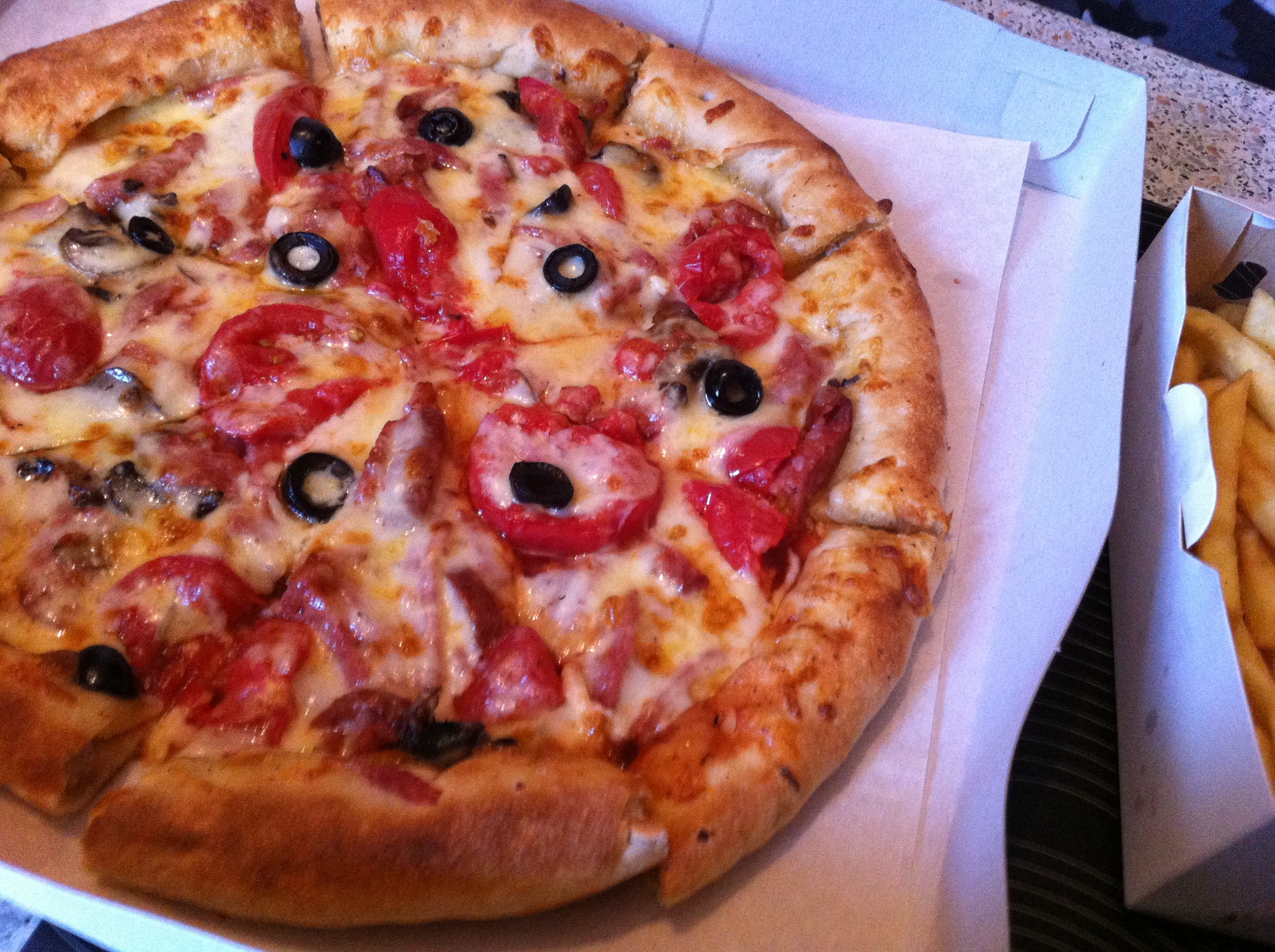 фото домашней пиццы на столе