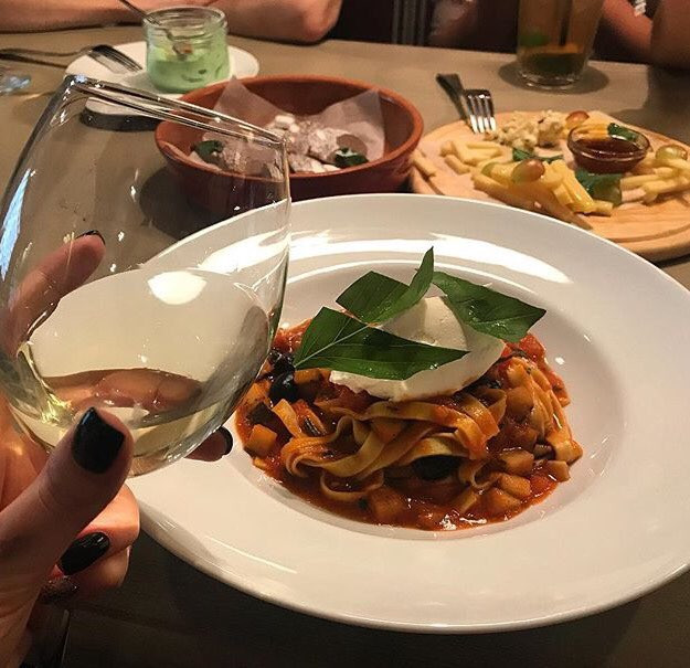 Фото с ресторана с едой с телефона