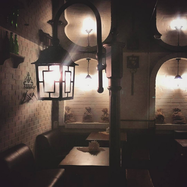 Такой вот уютненький бар, с фонарями, сделанный под стиль улочек Чехии. =)