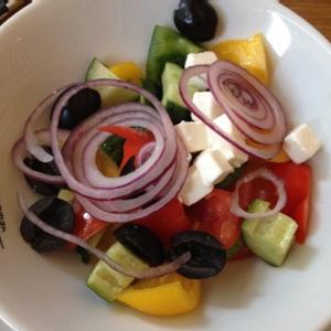 Греческий салат из меню бизнес-ланча.