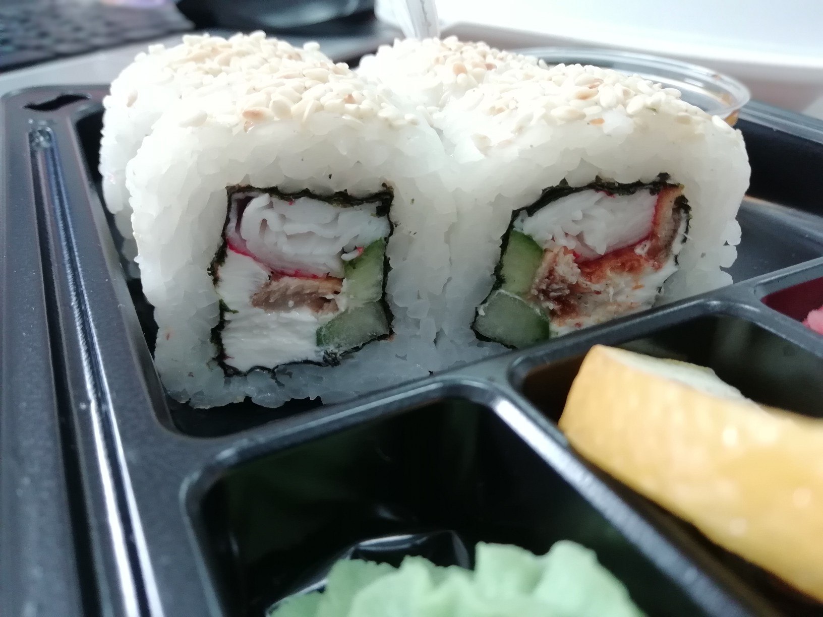 Сану красноярск. Sushi San Красноярск. Камера на Сан суши. Ролл с собой в дорогу. Суши Новоильинский район.