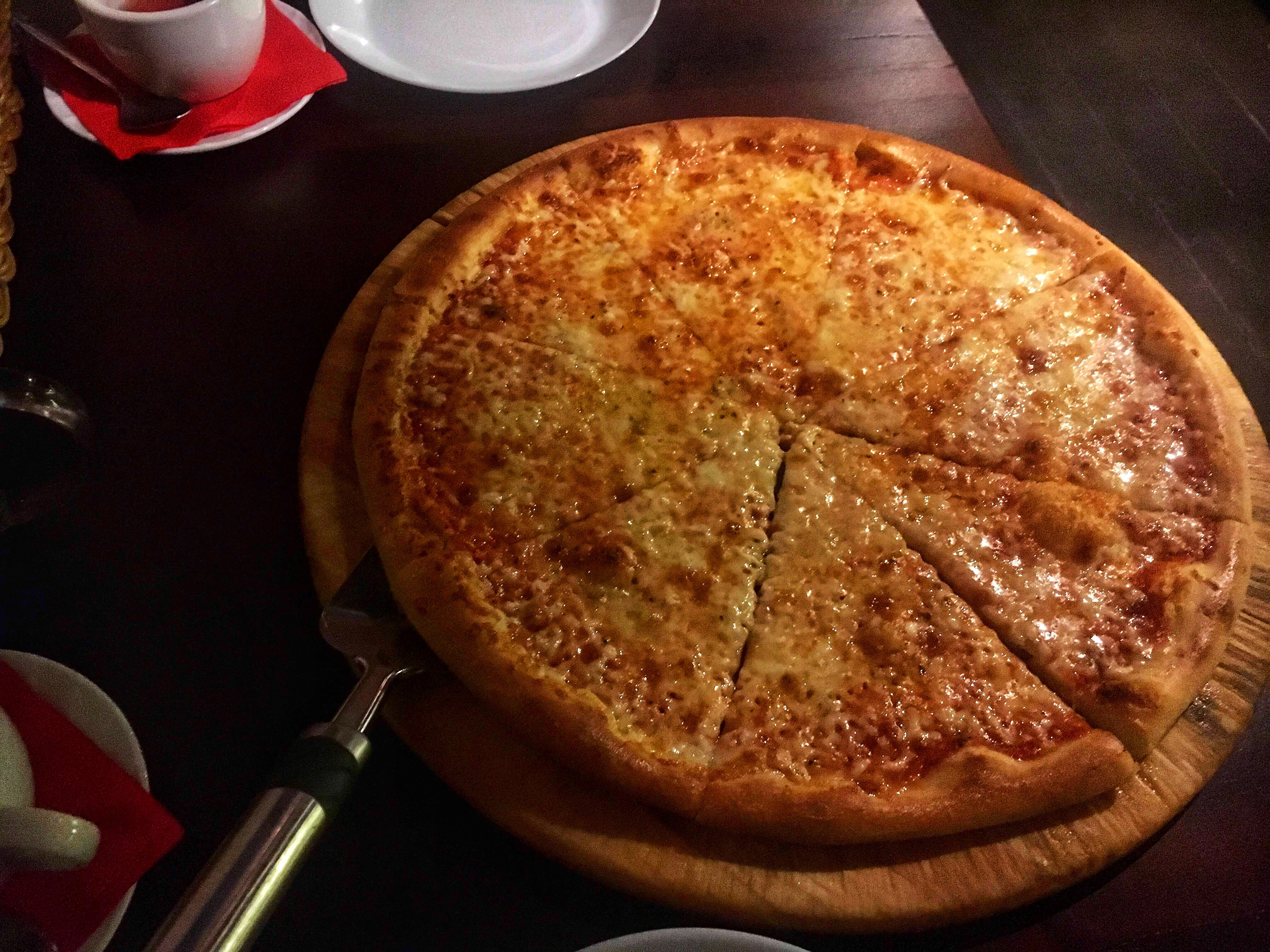 Ням ням томск. Булис еда. Кафе Ням Ням Томск на Вершинина стоимость пиццы с колбасой и сыром.