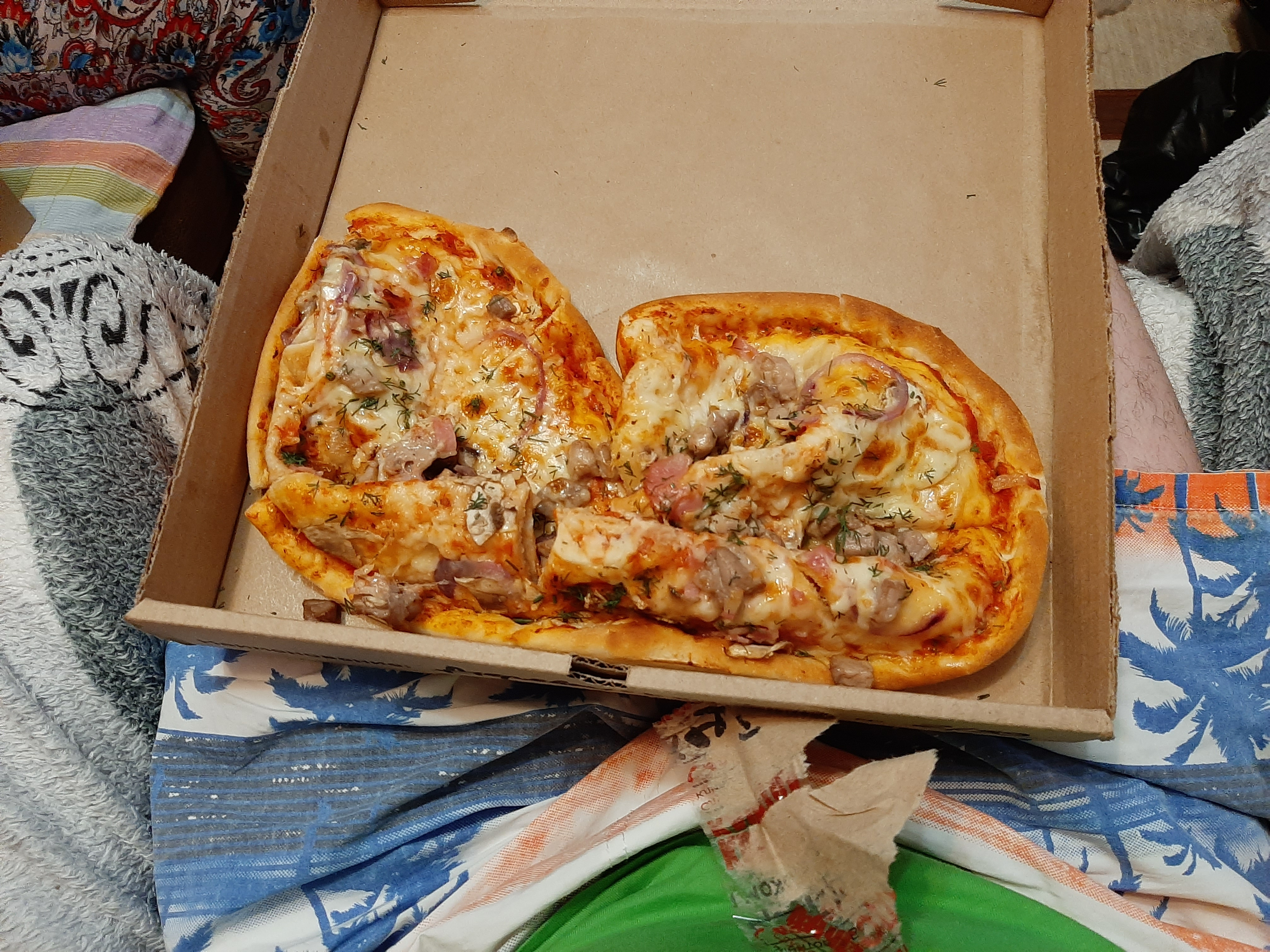 2 берега еда. Пицца 2 берега. PIZZASUSHIWOK коробка. Ролл и пицца два берега. 2 Берега пицца коробка.
