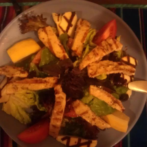 Салат с курицей и сыром, запеченными на гриле