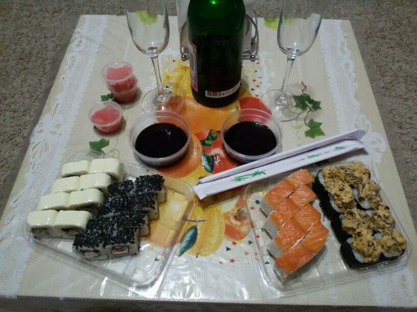 Вино и суши на столе дома фото