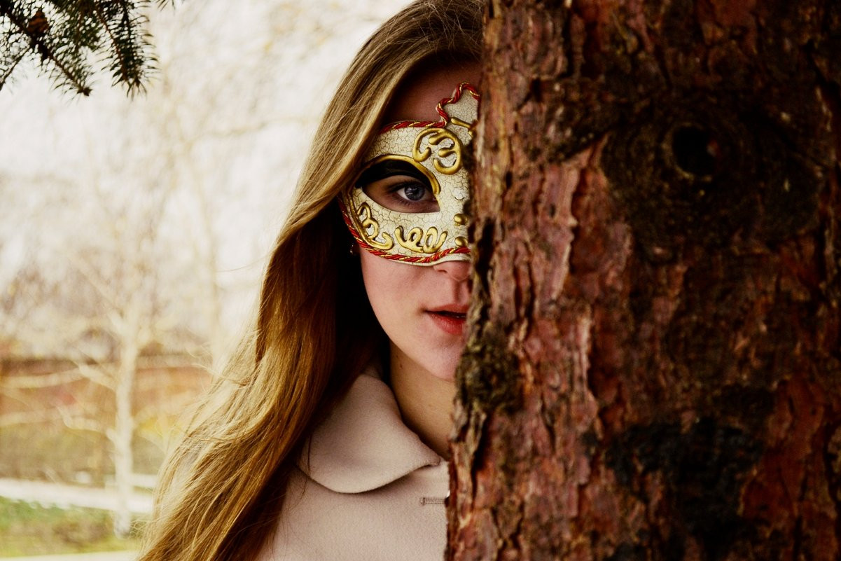 Загадочная маска. Девушка в маске. Девушка в карнавальной маске. Девушка с маской на лице. Девочка в маске.