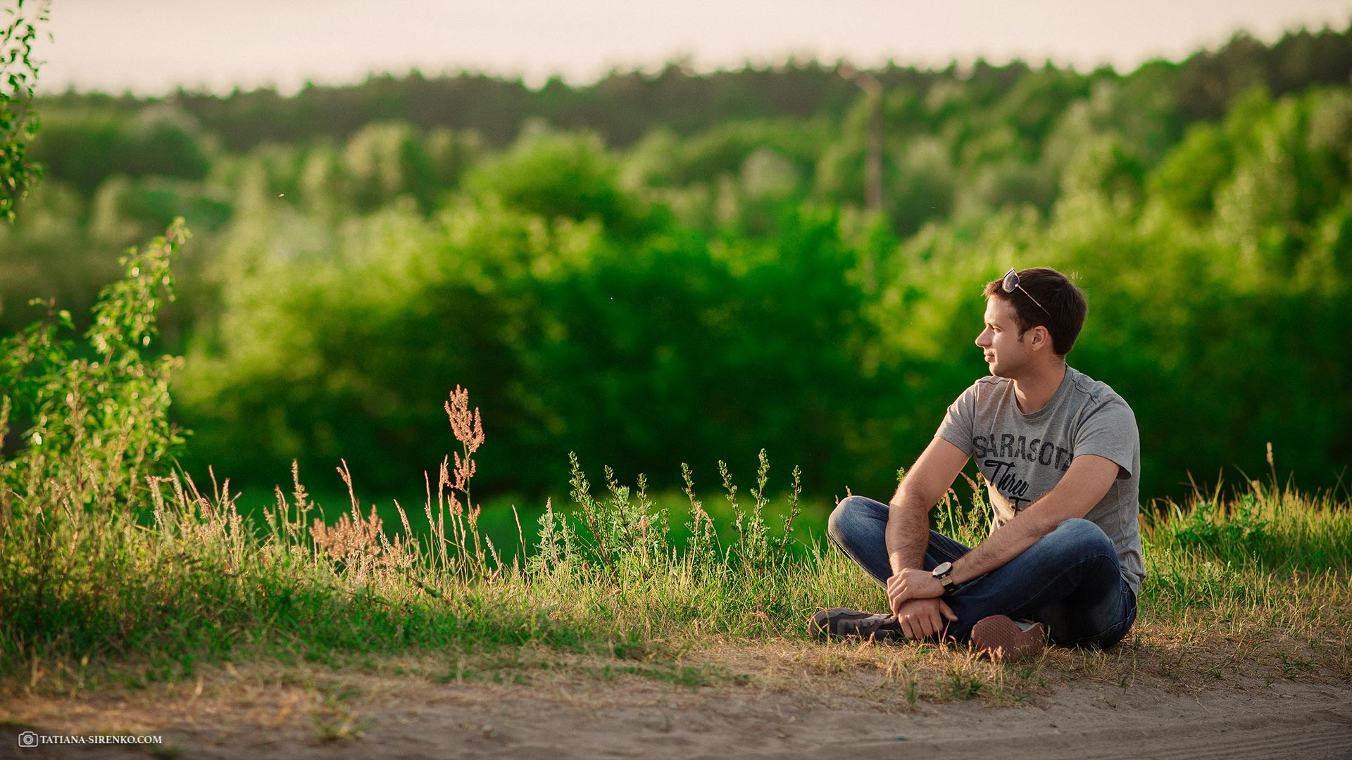 Человек смотрит в поле. Человек сидит на траве. Парни на природе. Мужчина на природе. Человек и природа.