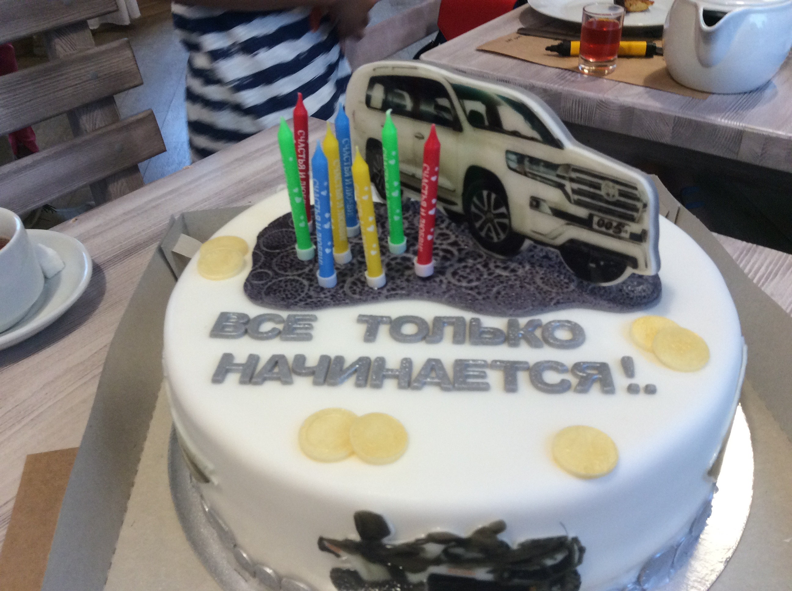 Красный яр торты. Торт для мужа на день рождения руль. Торт для день рождения мужу с погрузчиком. Торт для мужа гонщика. Торт мужу на день рождения Газель.
