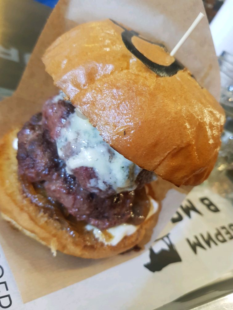 Фабрика бургеров новосибирск меню. Фабрика бургеров бургер рокки. Фабрика бургеров. Фабрика бургеров ул гоголя 33 1. Рокки фабрика бургеров.