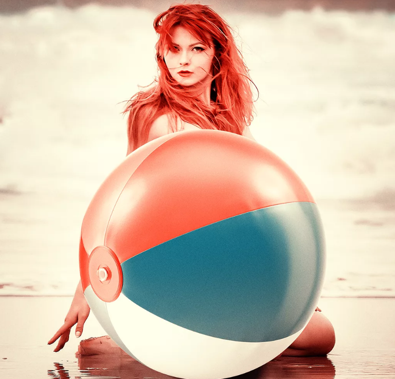 Beach ball girl. Девушка на пляжном мяче. Девушка с мячом на пляже. Красивая девушка с мячом. Девушка с надувным мячом на пляже.