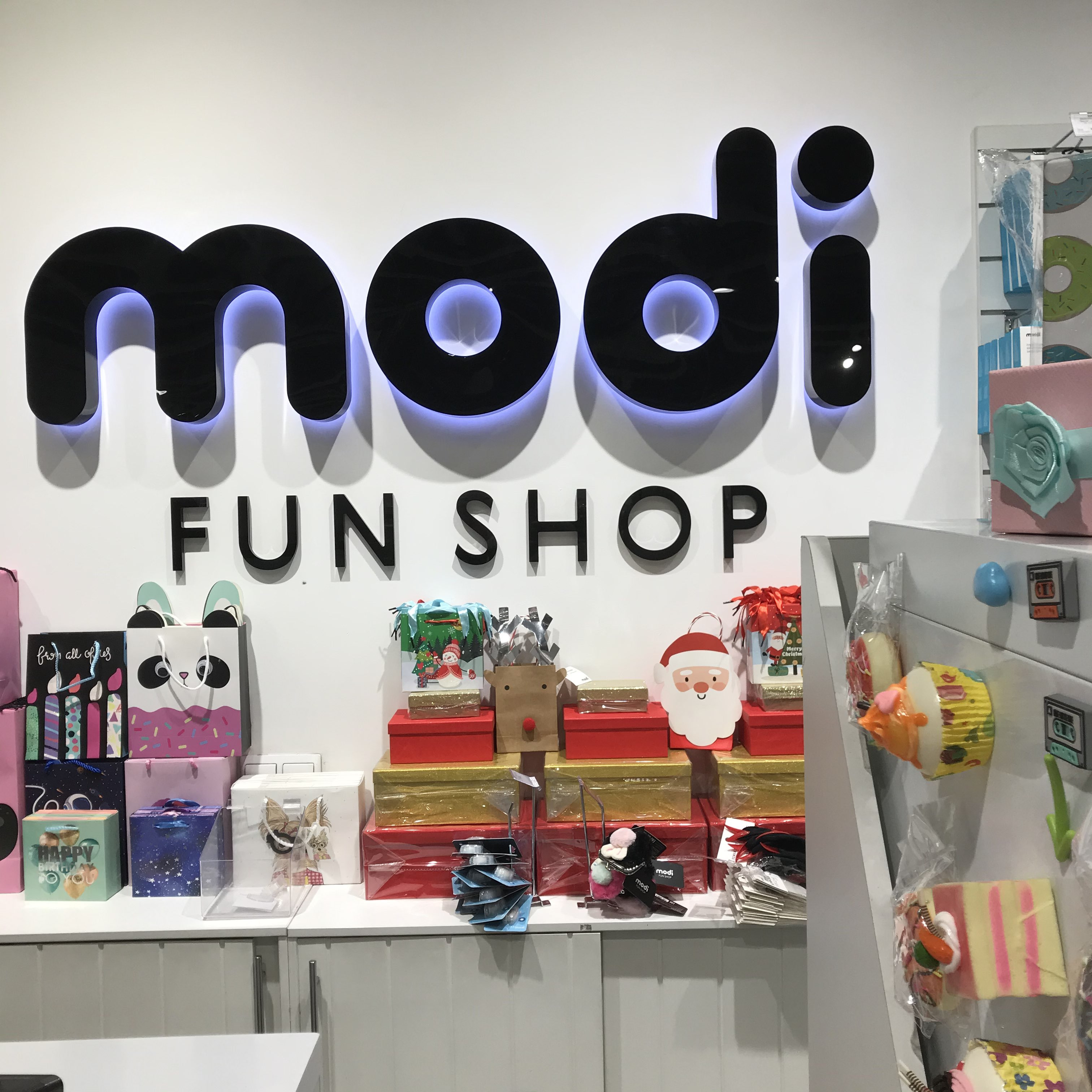 Mine fun shop. Магазин Modi fun shop. Modi, магазин классных товаров и подарков. Modi магазин логотип. Магазин Modi Новосибирск.