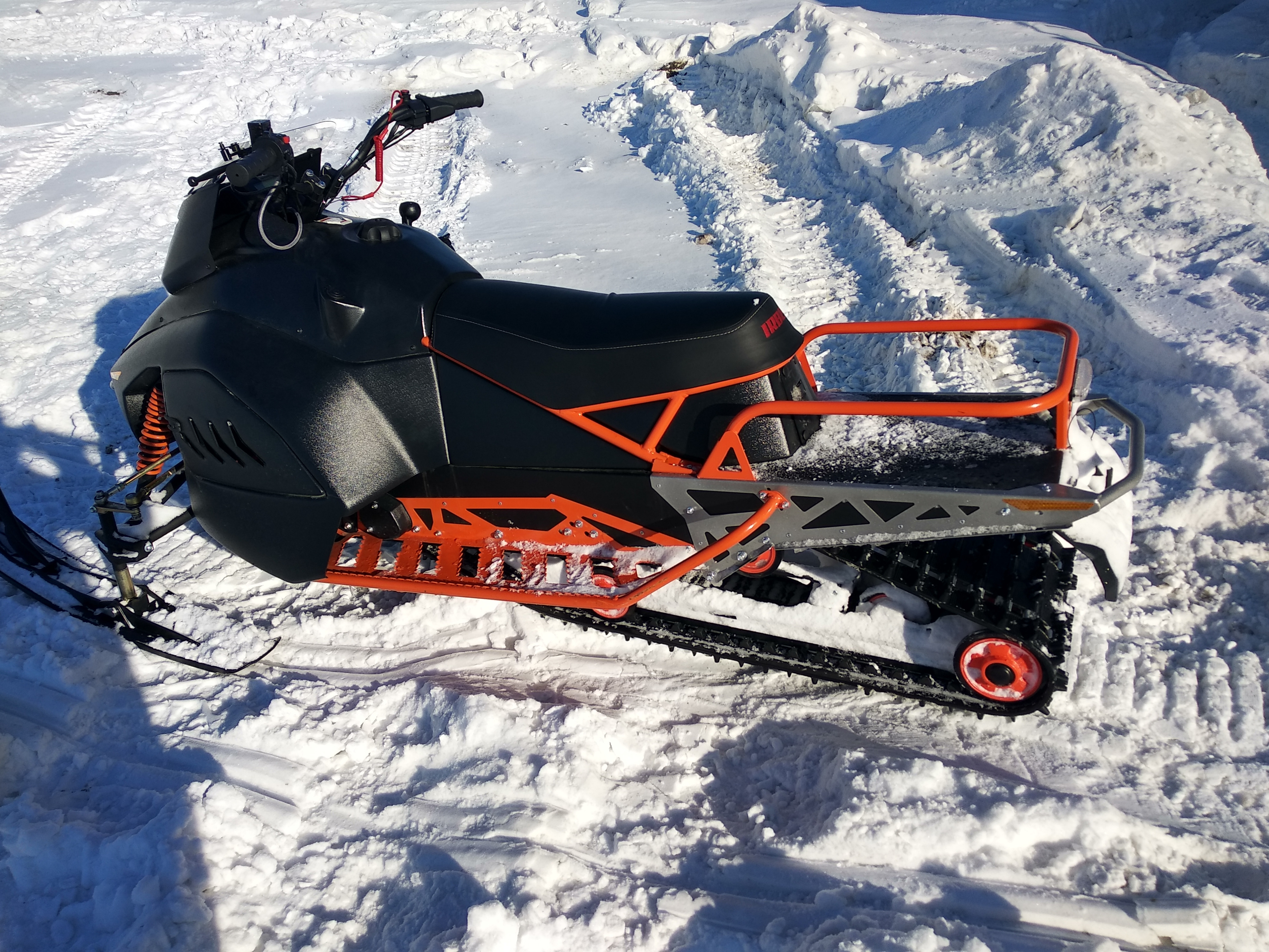Прокат снегоходов нижний. Багги снегоход. Оранжевый снегоход. Снегоход мототехника. Квадроцикл снегоход.