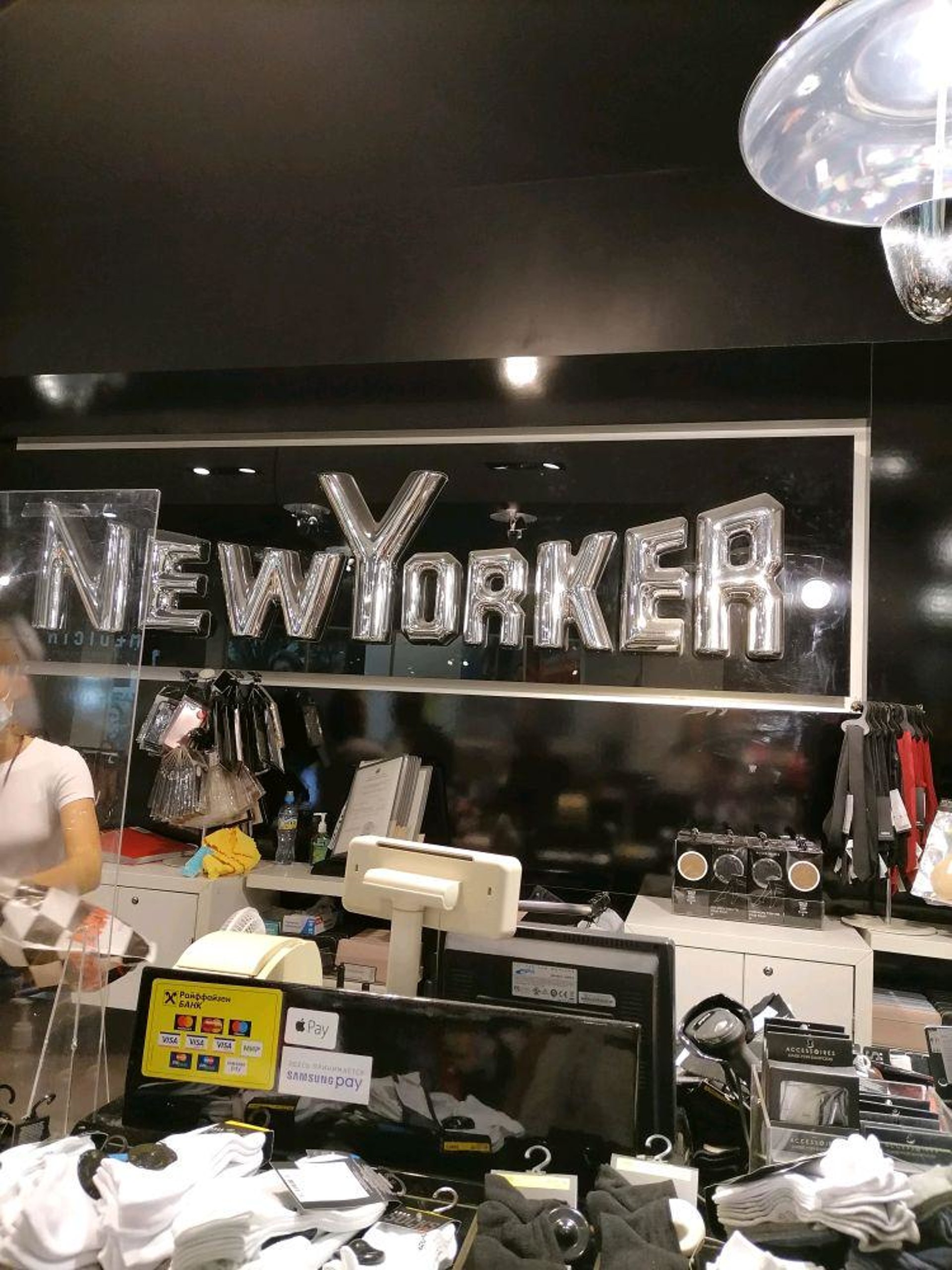 New yorker товары. Магазин Нью йоркер. New Yorker сеть магазинов одежды и аксессуаров. Фирма Нью-Йорк одежда. Магазин New Yorker в меге белая дача.