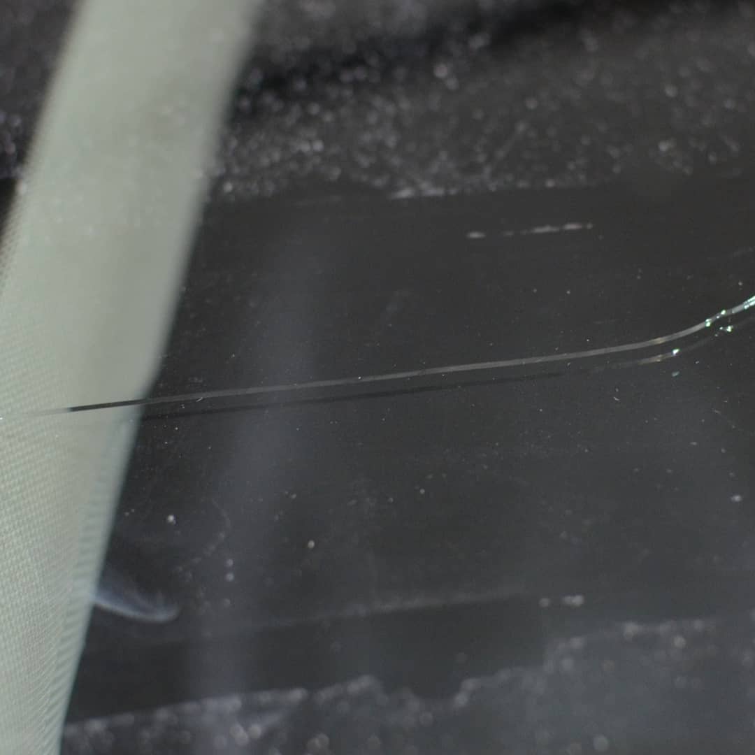 Ремонт лобового стекла сколы трещины красноярск. Маленькая трещина на ветровом стекле (приблизительно 1 см). Скол на лобовом стекле фото. Заклеить трещину на лобовом стекле Долгопрудный. Трещина на лобовом стекле подкова.