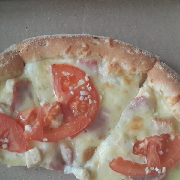 толстенные края пиццы, которые даже не съедаются