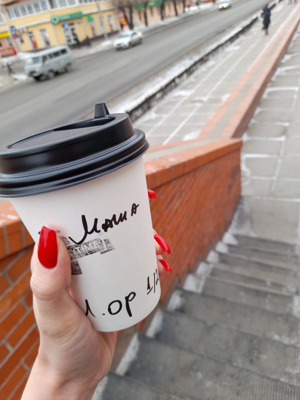 Кофе энитайм омск. Кофе Энитайм. Стаканчик кофе в руке. Coffee anytime Омск. Стакан кофе Энитайм Омск.