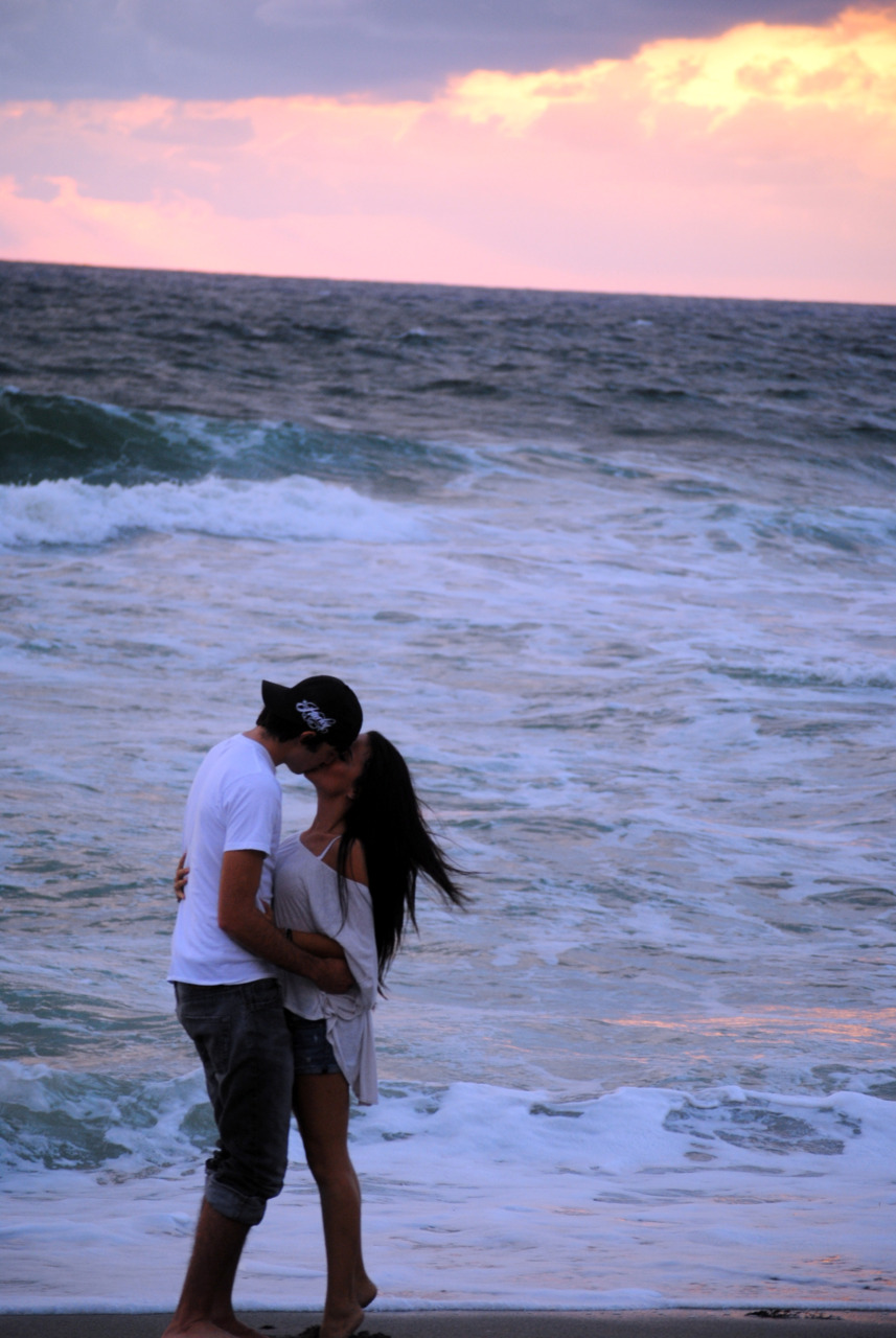 Парень и девушка обнимаются на море