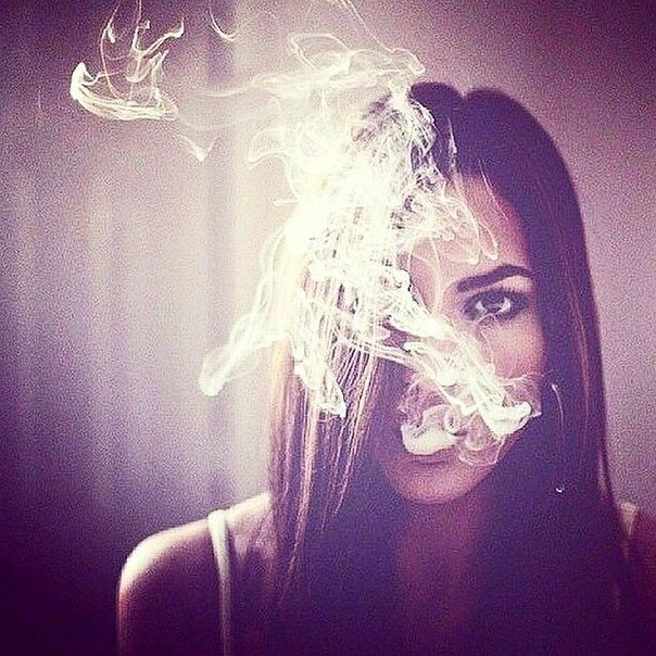 Фото с дымом изо рта девушки от вайпа
