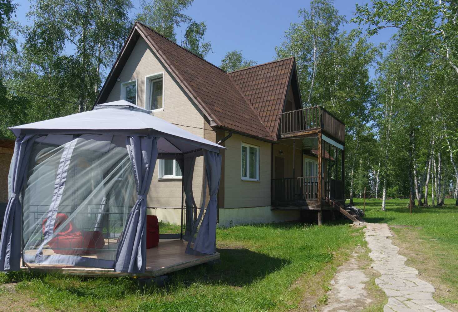 Снять домик на берегу новосибирск сутки. Лесная сказка Новосибирск. Гостиница Лесная сказка. Сказочный гостевой домик. СНТ елочка 2.