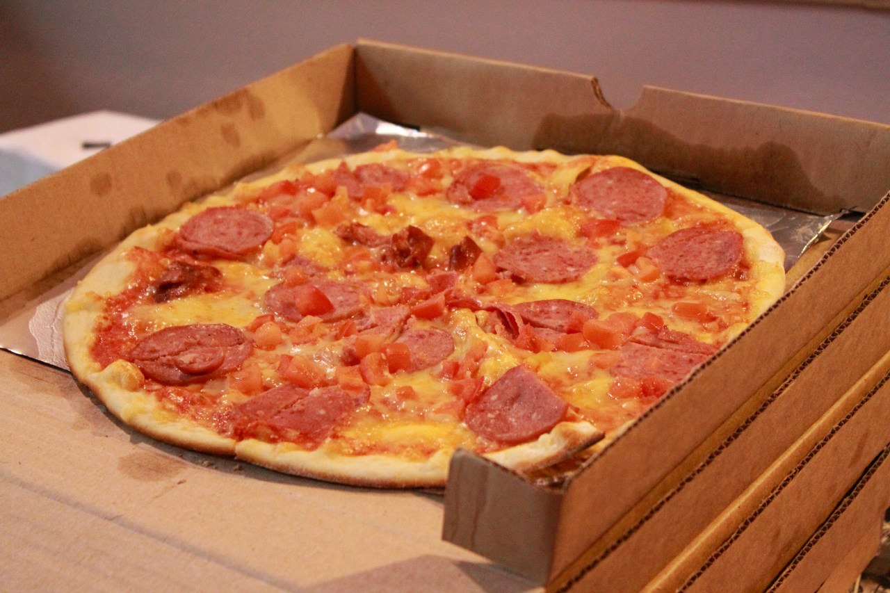 Пицца заказ делай. "Пицца". Пицца в коробке. Коробка для пиццы. Пицца в коробке на столе.