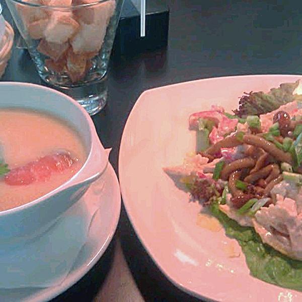 Крем-суп и салат с курицей и грибами. 148 р.