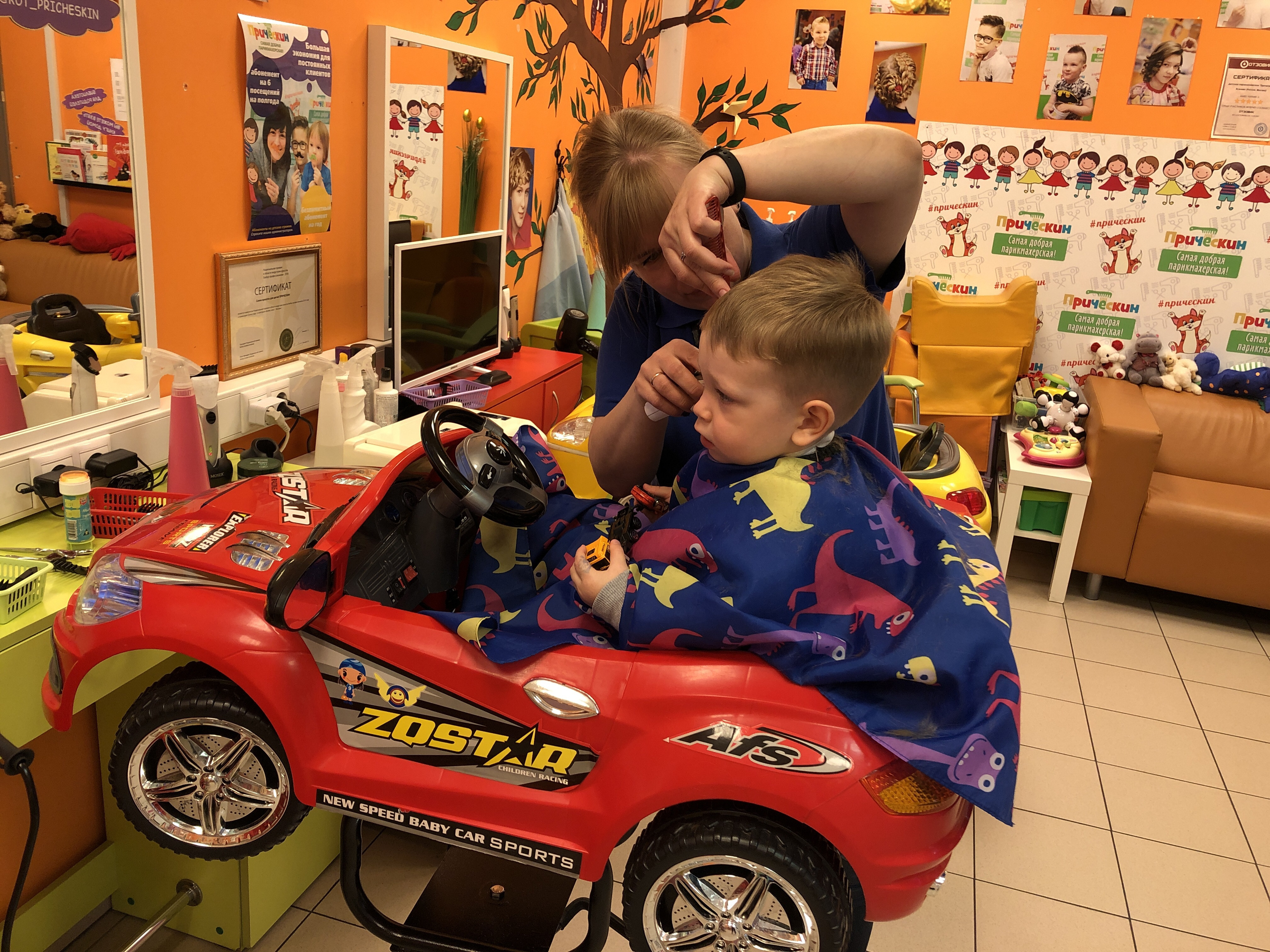 Детская парикмахерская с машинками