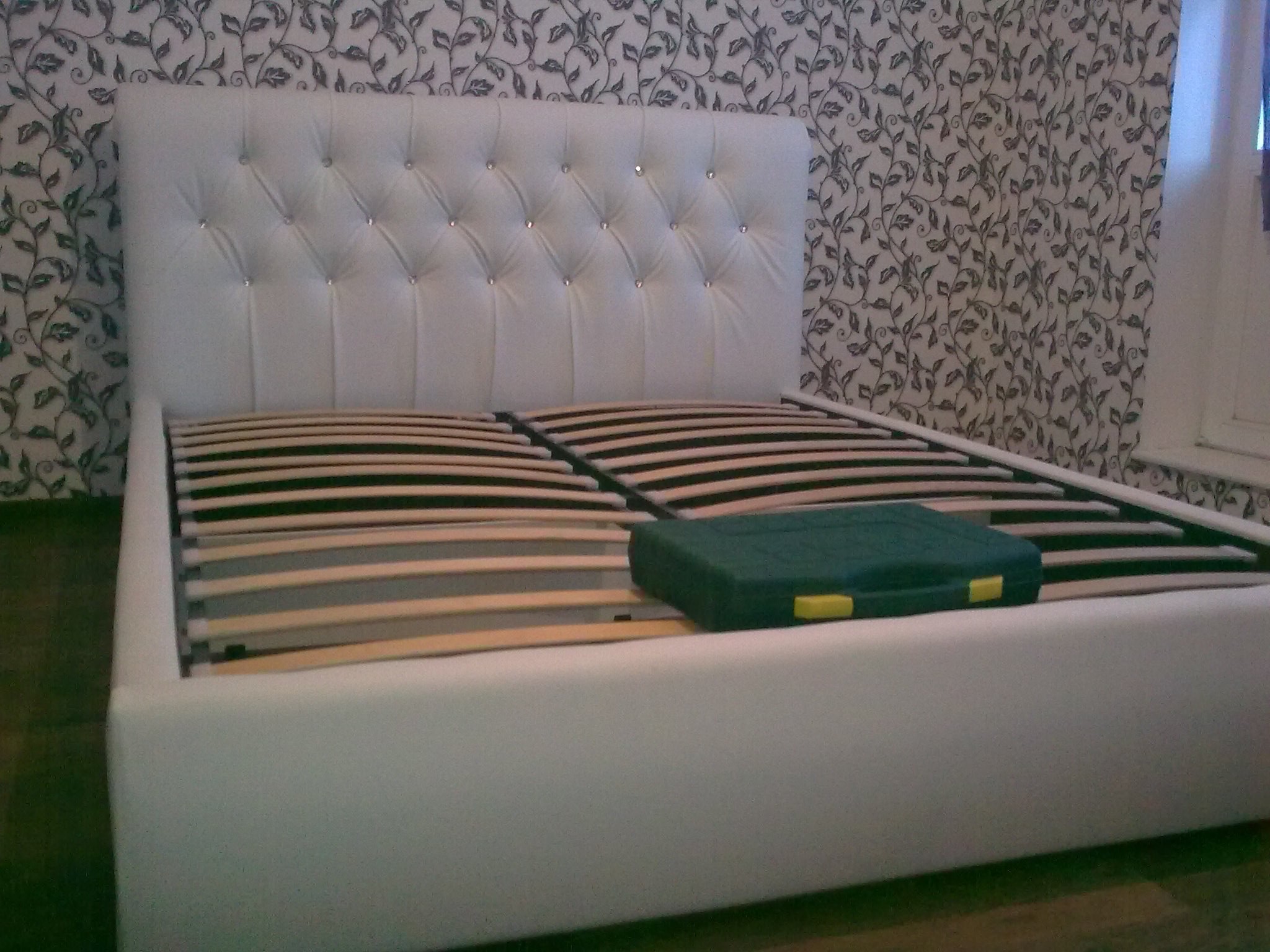Кровать много мебели