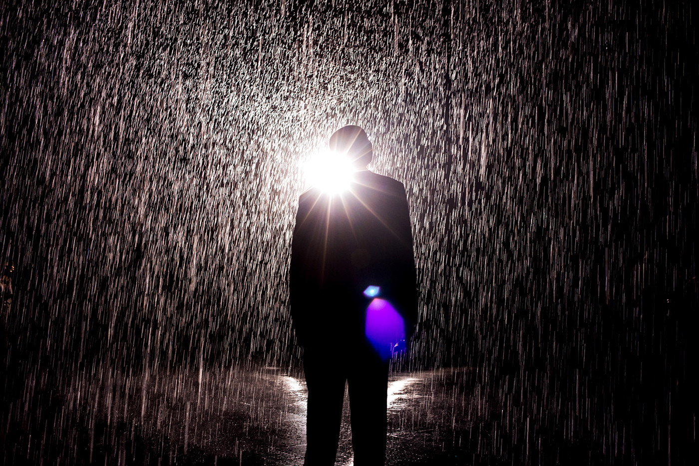 Хороший свет в дождь. Дождевая комната. Rain. Man Walking through Rain. Man got wet in Rain.