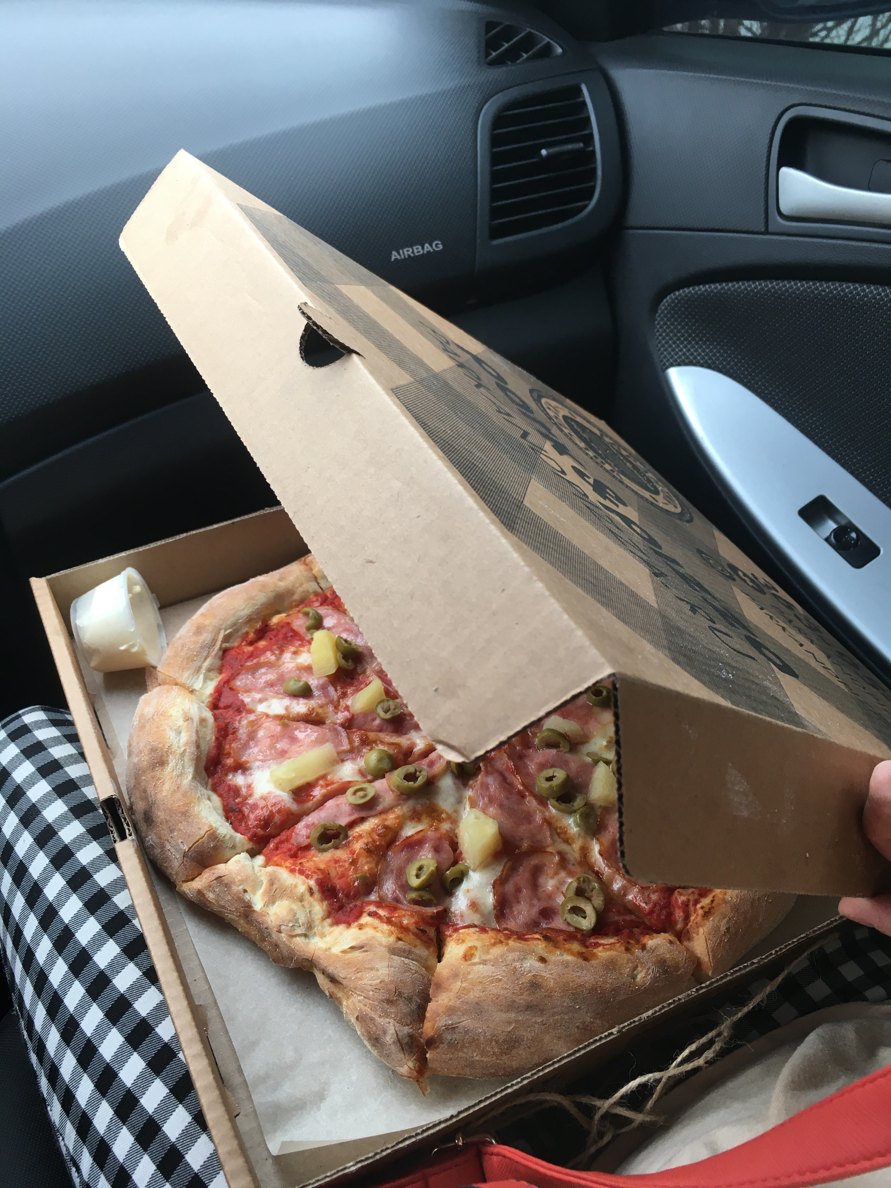 Пицца в машине