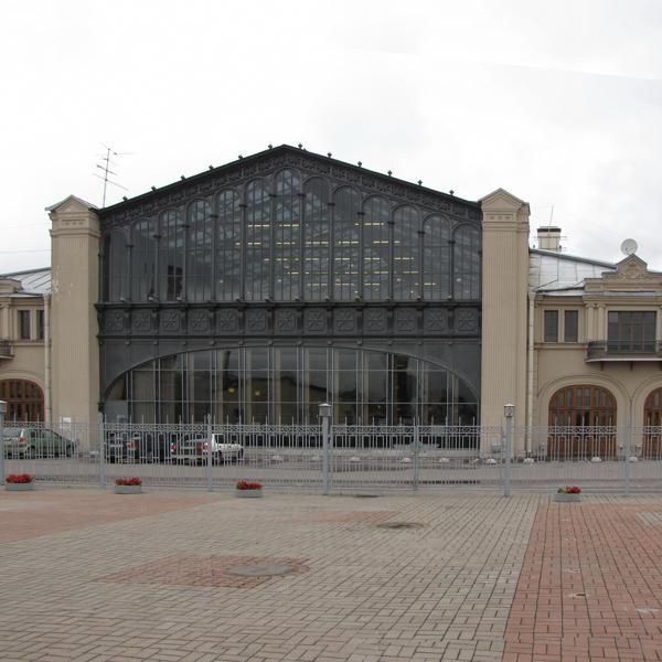 Это задний фасад - мне он больше симпатичен, чем обращённый к центру города.