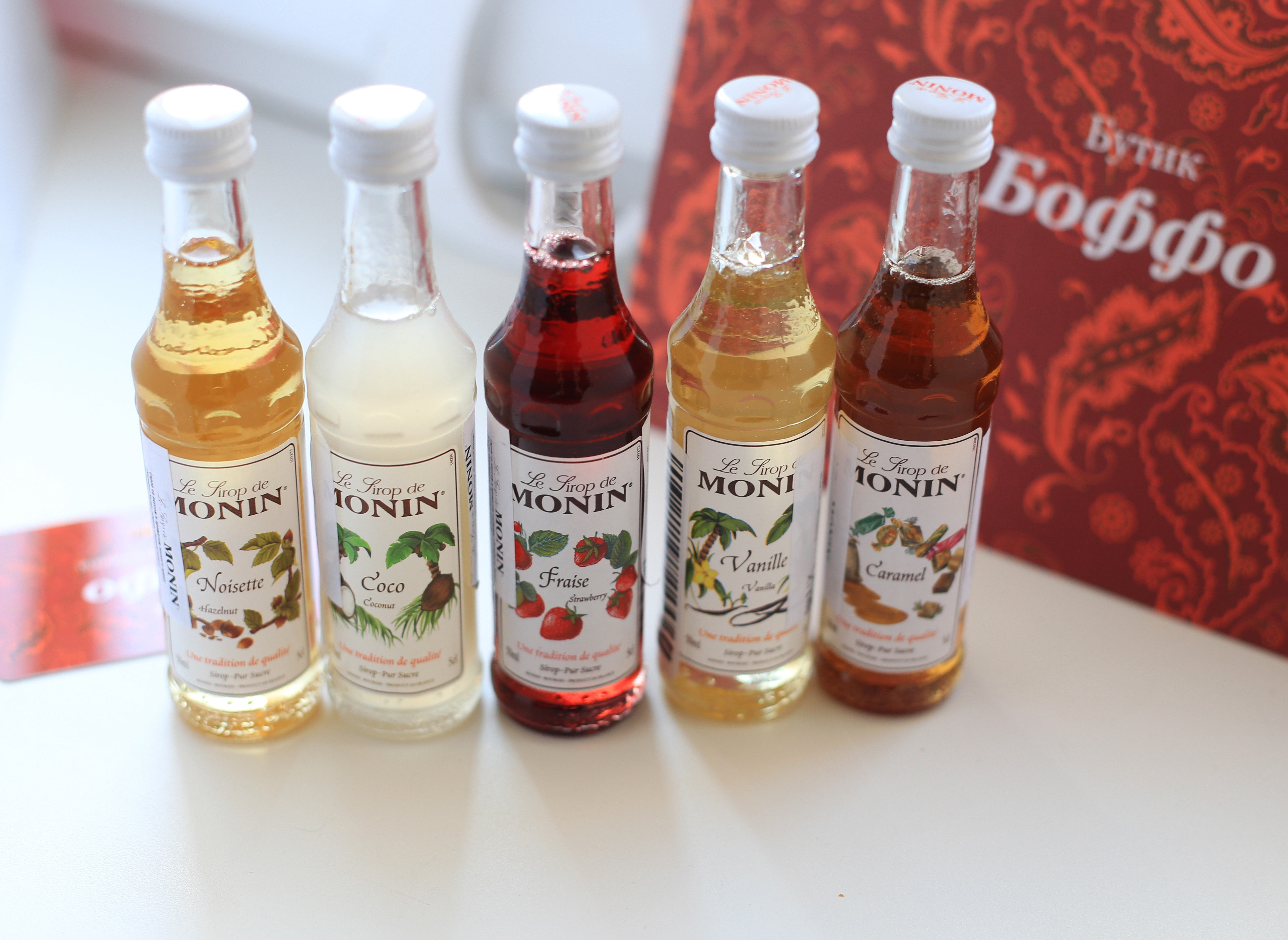 Лучшие сиропы для кофе рейтинг. Сиропы Monin 1883. Monin Brownie. Monin Ruby Red Grapefruit. Monin лого.