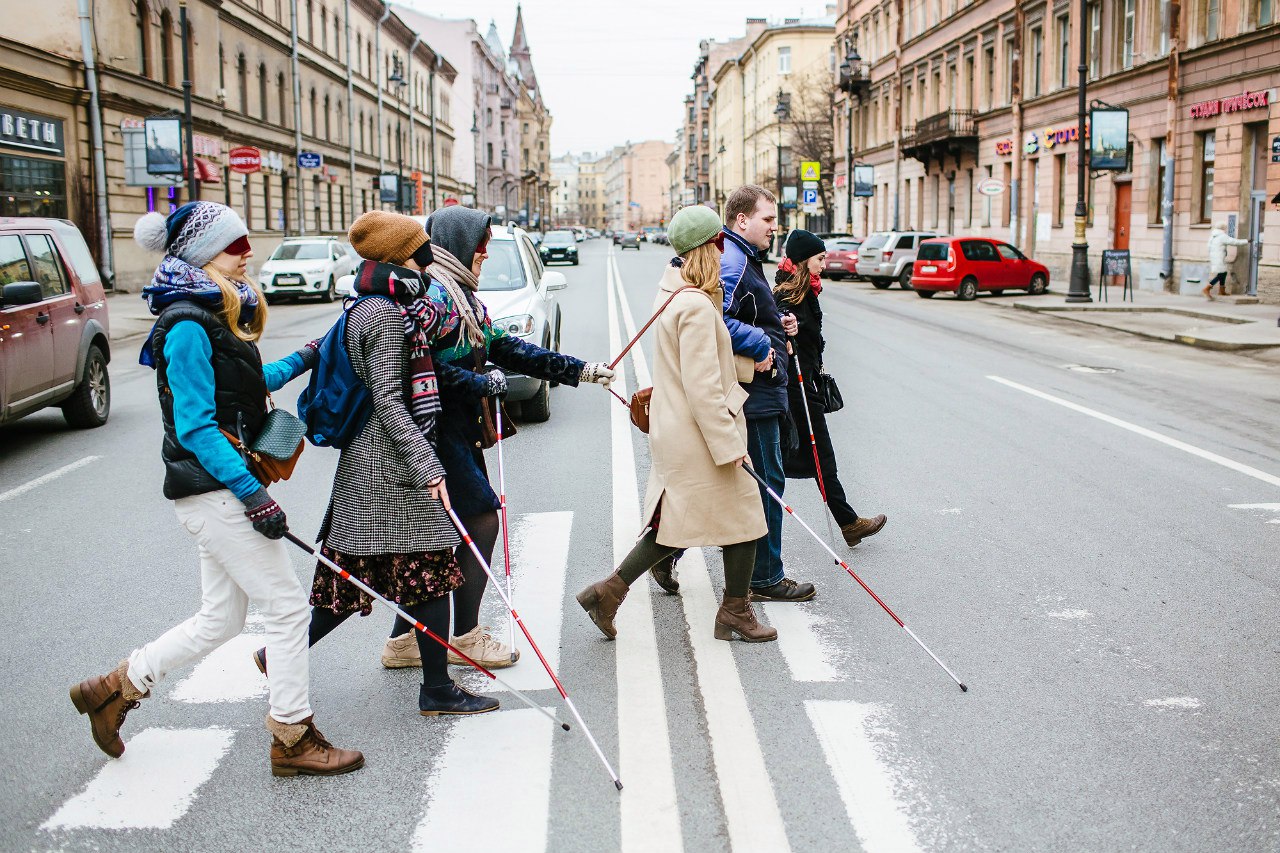 Зрение спб. Незрячие люди. Город слепых. Слепые в городе. Слабовидящие люди.