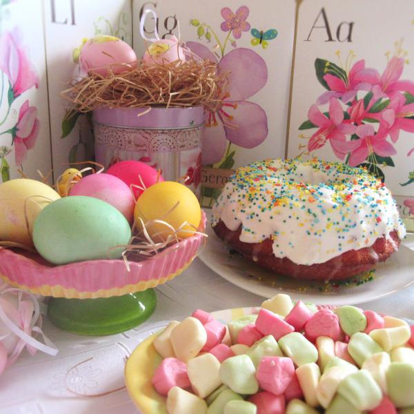 Подставка под яйца, конфеты и маленькие декоративные яйца:) так нежно и по-весеннему.
